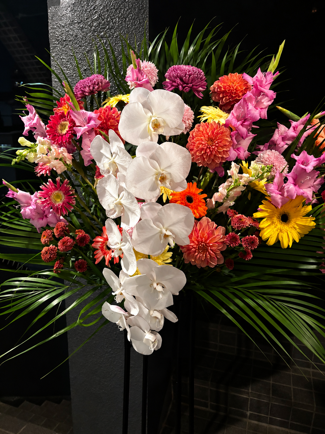 明石市のバーへ和田生花がお届けした、白い胡蝶蘭とピンクやオレンジの花を使った周年祝いのスタンド花