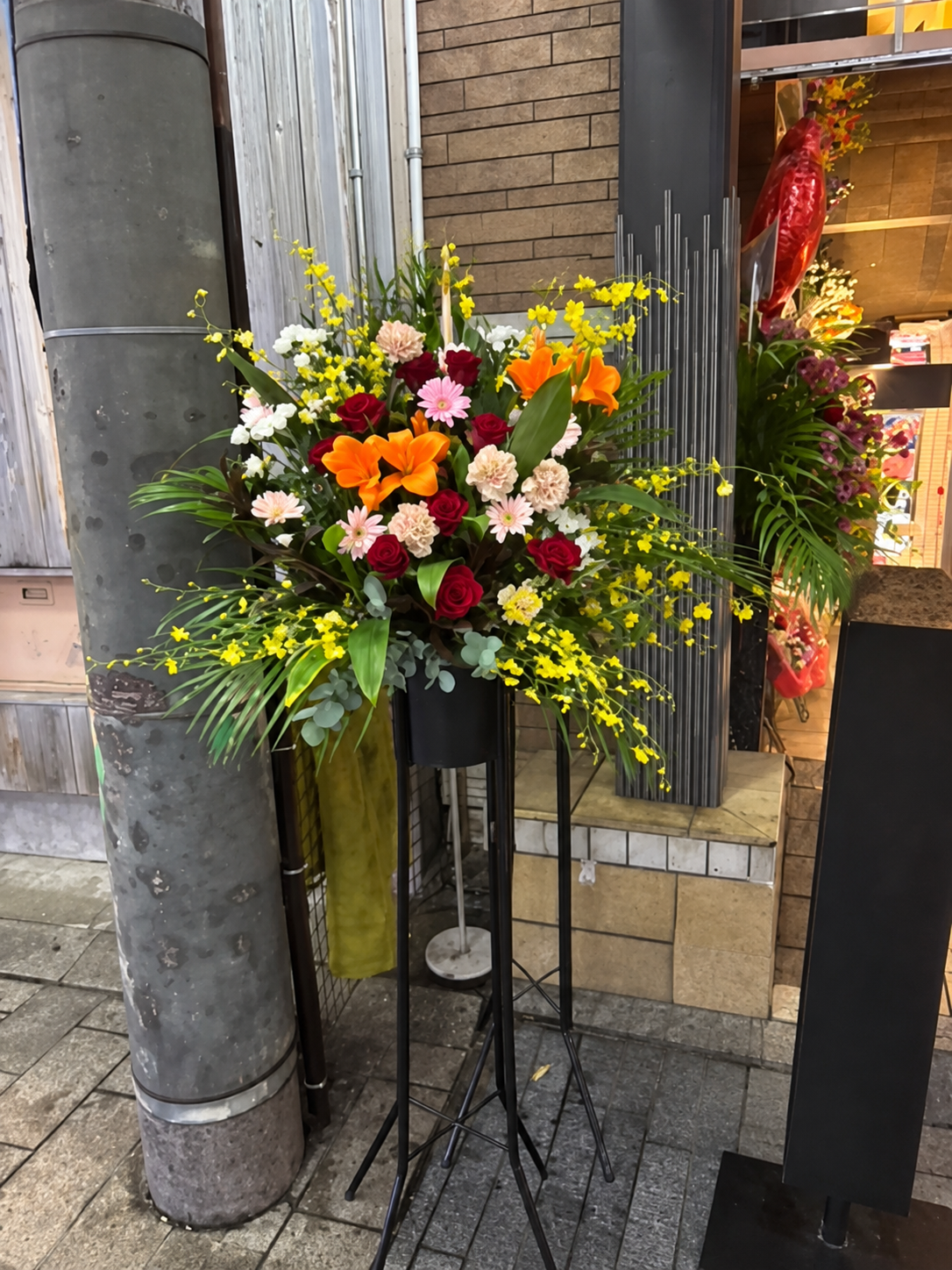 明石のスナックへ、周年祝いのスタンド花をお届けしましたの写真