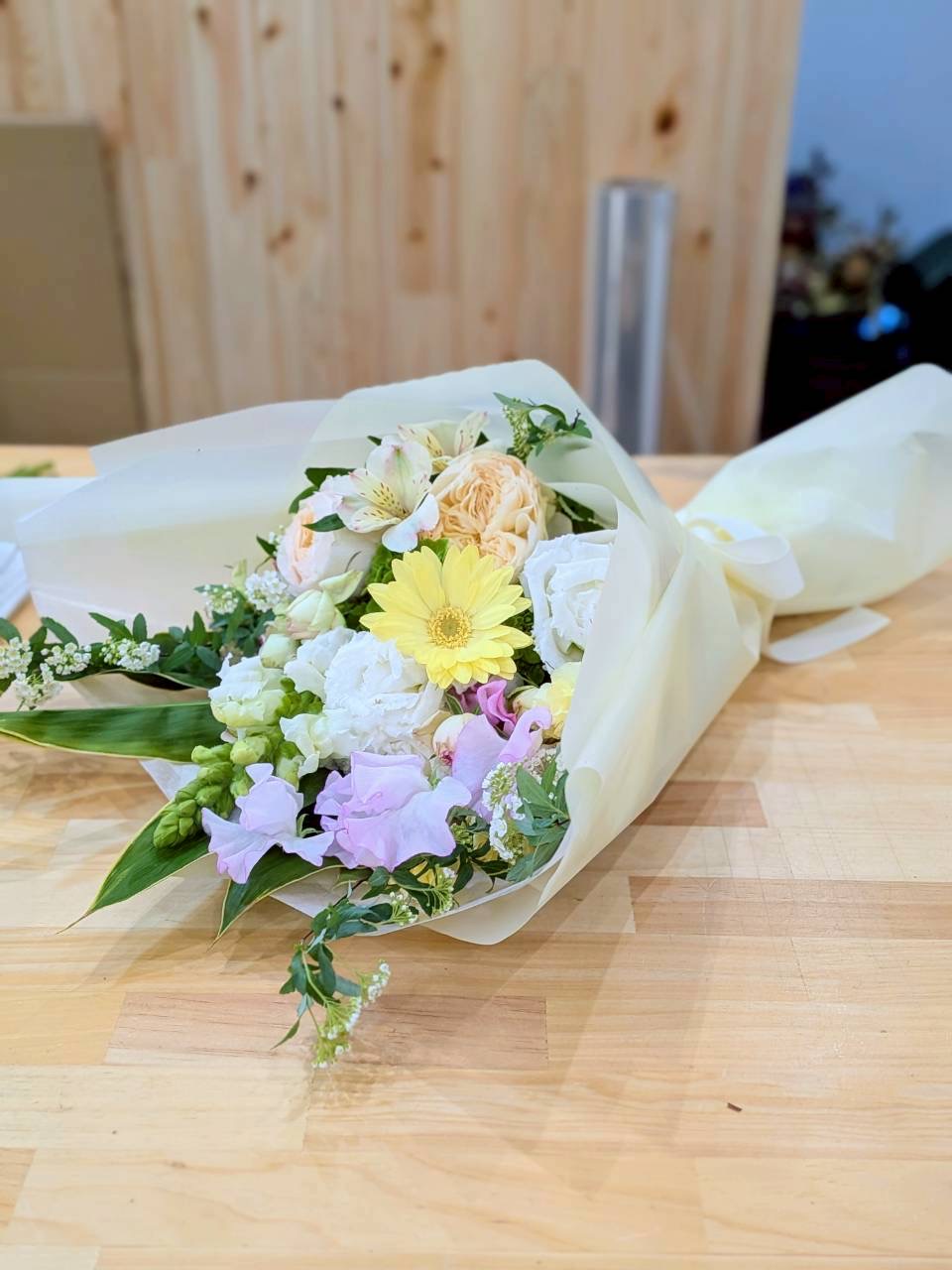 やさしい色合いの花束
