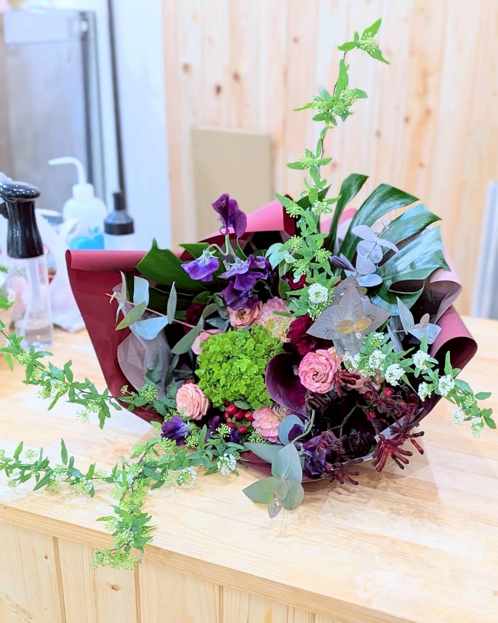深い色合いの花束