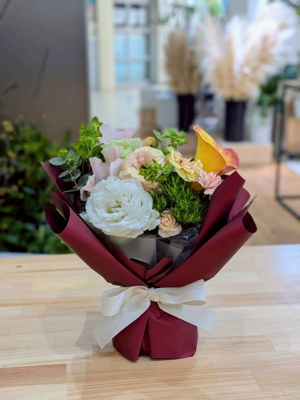 白いお花のスタンディングブーケ