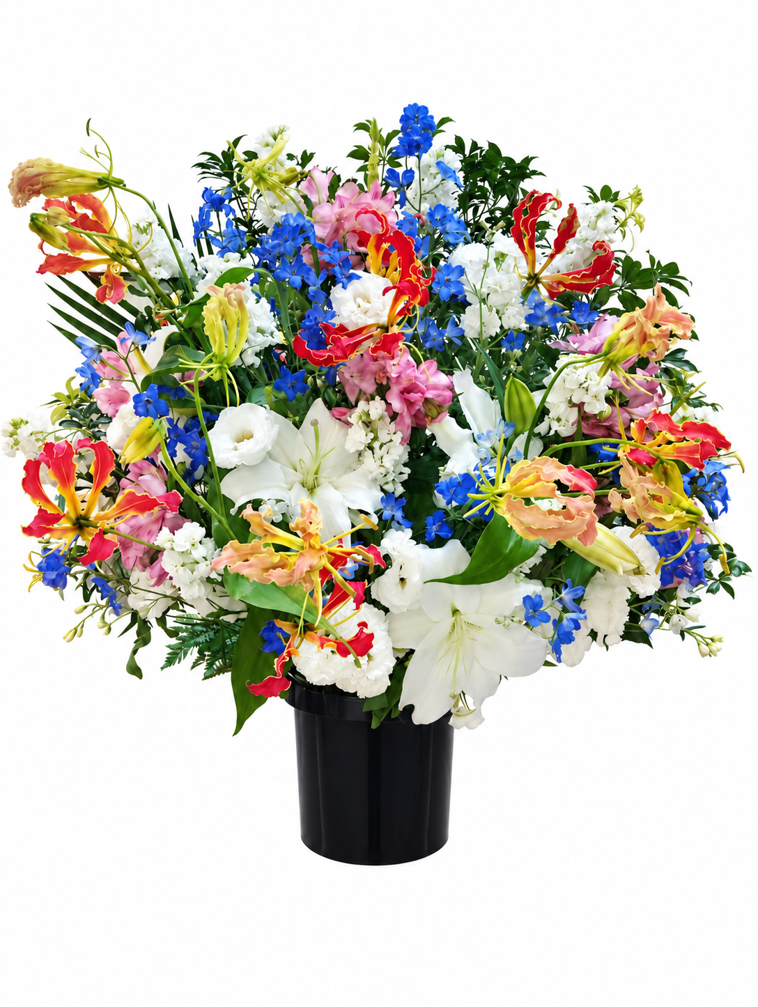 白いユリと青いお花、赤や黄色のお花を合わせた華やかなアレンジ