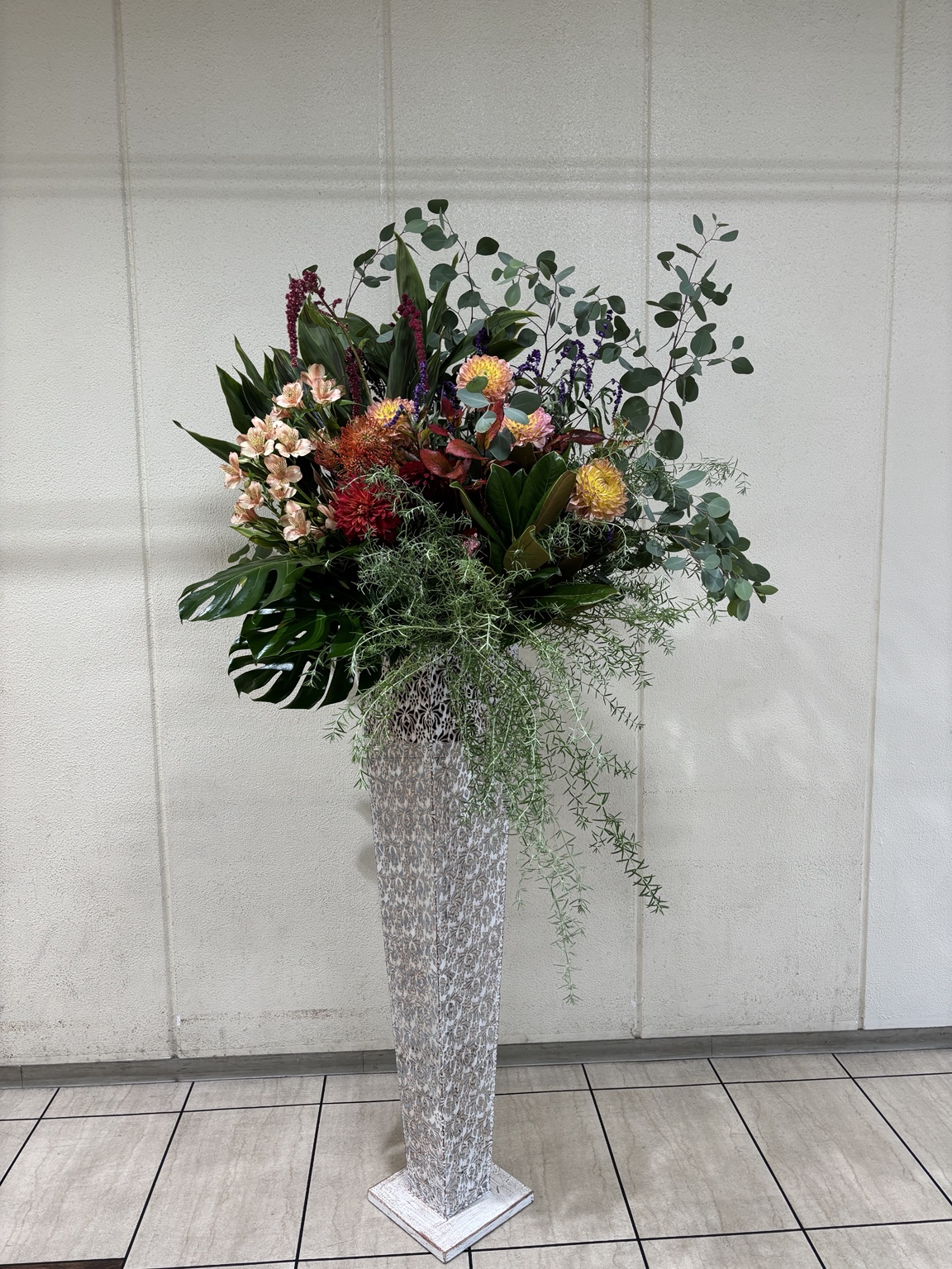 西神オリエンタルホテルへお届けした秋色のスタンド花