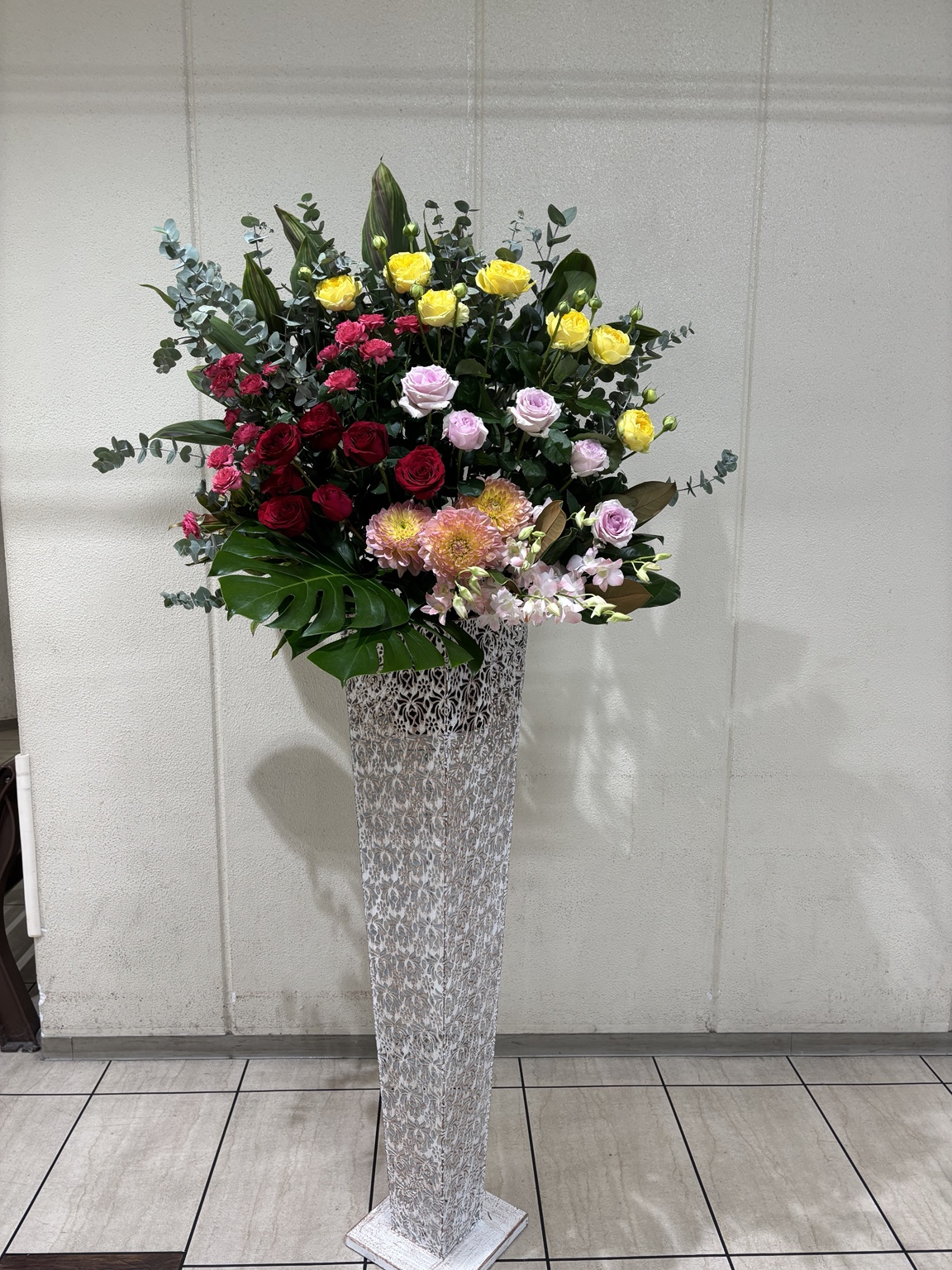 西神オリエンタルホテルへお届けしたバラのスタンド花