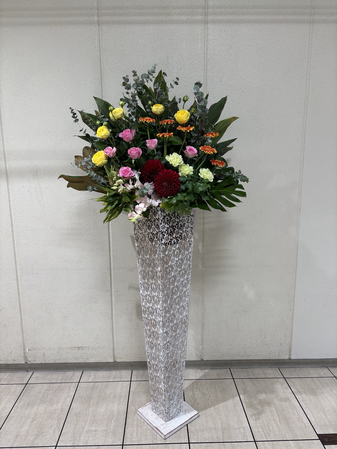 西神オリエンタルホテルへお届けした彩り豊かなのスタンド花