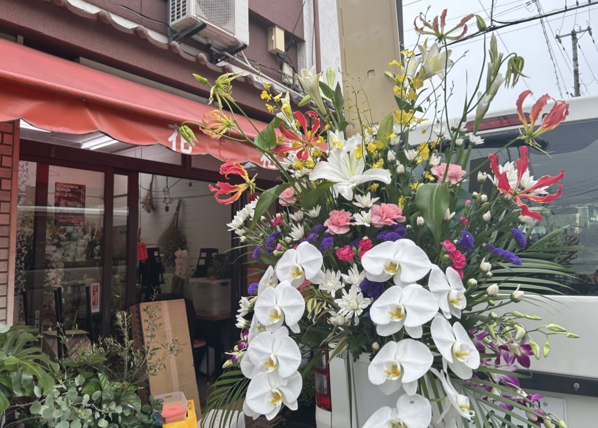 和田生花が神戸市垂水区へお届けした、白い胡蝶蘭やユリを用いた葬儀の供花