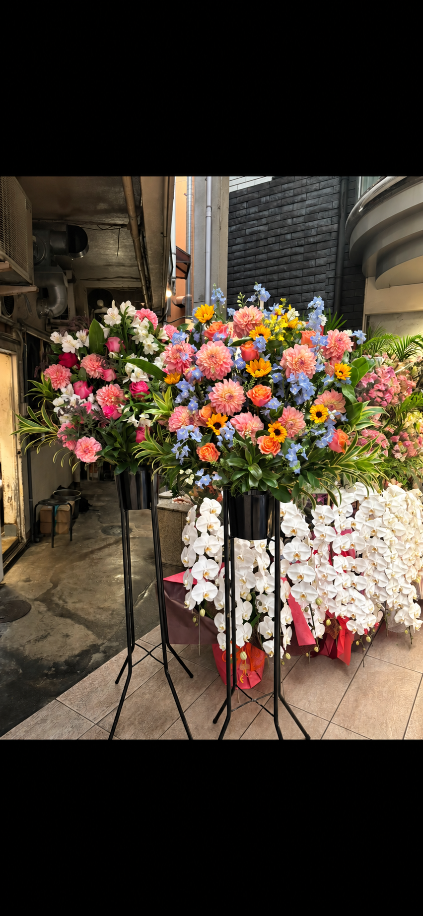 神戸市垂水区の店舗へ贈るおしゃれな開店祝いスタンド花