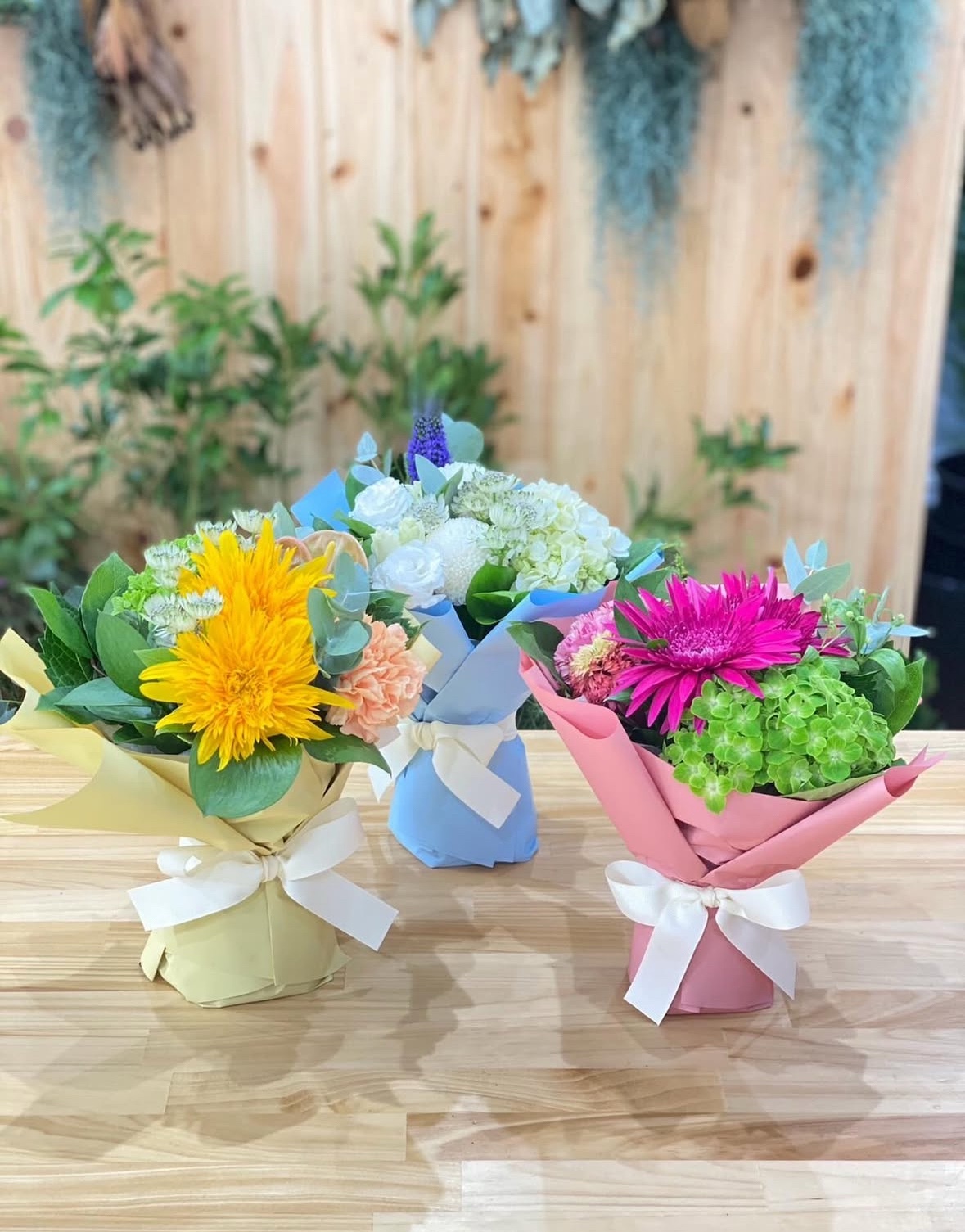 明るい花を束ねた、和田生花のアレンジメント